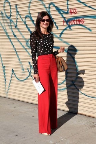 С чем носить черную футболку с длинным рукавом женщине: Черная футболка с длинным рукавом и красные широкие брюки — великолепный вариант для несложного, но стильного образа. Белые кожаные туфли становятся классным дополнением к твоему образу.