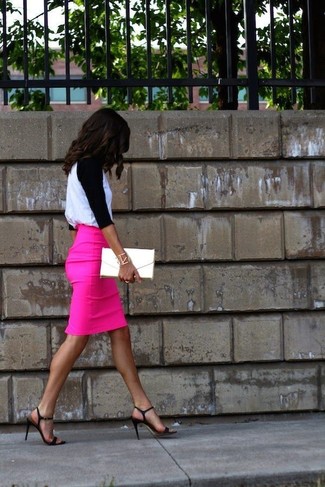 С чем носить ярко-розовую юбку-карандаш: Бело-черная футболка с длинным рукавом и ярко-розовая юбка-карандаш надежно закрепились в гардеробе многих барышень, позволяя создавать шикарные и стильные луки. Пара черных кожаных босоножек на каблуке идеально подходит к остальным элементам лука.