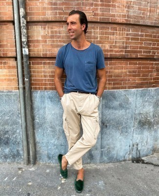 С чем носить темно-бирюзовую обувь за 40 лет мужчине лето: Такое лаконичное и комфортное сочетание вещей, как синяя футболка с круглым вырезом и бежевые брюки карго, полюбится джентльменам, которые любят проводить дни активно. В тандеме с темно-зелеными бархатными лоферами такой ансамбль выглядит особенно выигрышно. Как тебе подобный лук на лето?
