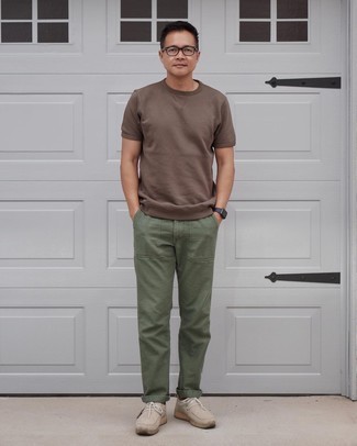 Модный лук: коричневая футболка с круглым вырезом, оливковые брюки чинос, бежевые замшевые ботинки дезерты, прозрачные солнцезащитные очки