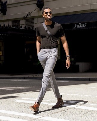 С чем носить черную поясную сумку мужчине в стиле смарт-кэжуал: Если ты ценишь комфорт и практичность, черная футболка с круглым вырезом и черная поясная сумка — отличный выбор для модного мужского ансамбля на каждый день. И почему бы не добавить в повседневный лук немного стильной строгости с помощью коричневых кожаных ботинок челси?