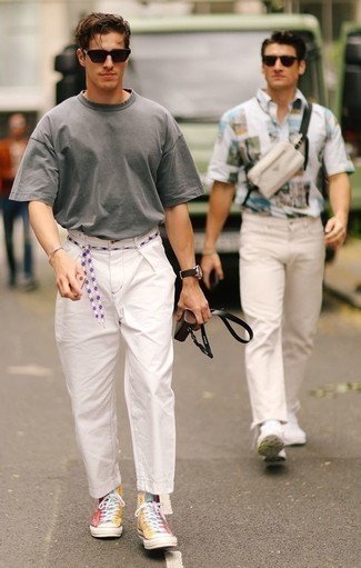 Какие высокие кеды носить с серой футболкой с круглым вырезом в 20 лет мужчине в жару: Серая футболка с круглым вырезом и белые брюки чинос украсят твой гардероб. Незаурядные парни дополнят лук высокими кедами.