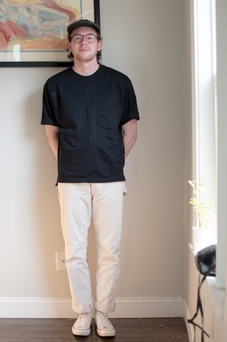 Модный лук: черная футболка с круглым вырезом, бежевые брюки чинос, бежевые высокие кеды из плотной ткани, черная бейсболка