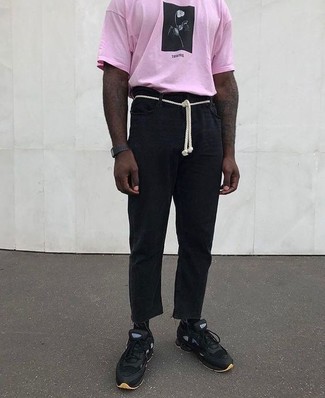 Модный лук: розовая футболка с круглым вырезом с принтом, черные льняные брюки чинос, черные кроссовки, черные резиновые часы