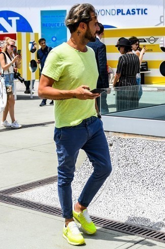С чем носить зелено-желтую футболку в 30 лет мужчине лето: Образ из зелено-желтой футболки и темно-синих брюк чинос поможет составить необычный мужской образ в расслабленном стиле. Пара зелено-желтых кроссовок поможет сделать ансамбль более законченным. Пережить невозможный летний зной в таком сочетании будет гораздо проще.