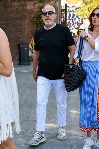 С чем носить бело-пурпурные кроссовки за 50 лет мужчине: Если в одежде ты ценишь комфорт и функциональность, тебе понравится такое сочетание черной футболки с круглым вырезом и белых брюк чинос. Этот образ неплохо дополнят бело-пурпурные кроссовки.