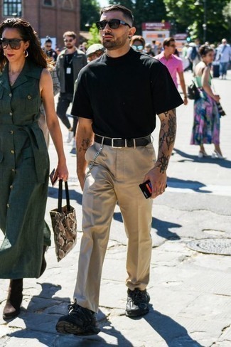 С чем носить светло-коричневые брюки чинос в 30 лет лето: Черная футболка с круглым вырезом и светло-коричневые брюки чинос — прекрасный образ, если ты ищешь расслабленный, но в то же время стильный мужской образ. Такой образ несложно адаптировать к повседневным условиям городской жизни, если надеть в тандеме с ним черные кроссовки. Не стоит сбрасывать со счетов такое сочетание, особенно если за окном больше 25 градусов тепла.