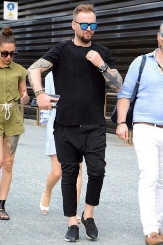 Модный лук: черная футболка с круглым вырезом, черные брюки чинос, черные кроссовки, бирюзовые солнцезащитные очки