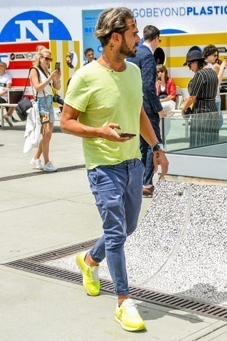 Как носить зелено-желтую футболку с круглым вырезом с зелено-желтыми кроссовками мужчине в жару: Тандем зелено-желтой футболки с круглым вырезом и синих брюк чинос поможет выглядеть аккуратно, но при этом выразить твой личный стиль. Что касается обуви, можно отдать предпочтение функциональности и надеть зелено-желтые кроссовки.