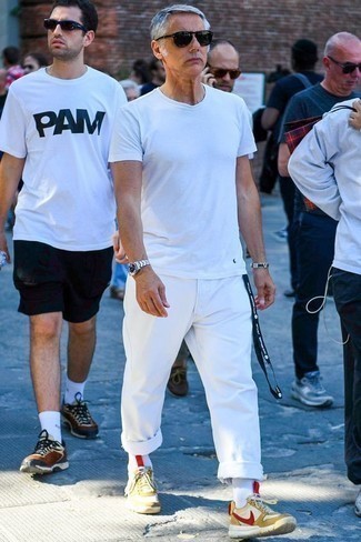 Какие кроссовки носить с белыми брюками чинос в жару: Белая футболка с круглым вырезом и белые брюки чинос будут стильно смотреться в стильном гардеробе самых требовательных джентльменов. Любишь незаурядные сочетания? Заверши свой лук кроссовками.