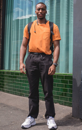 С чем носить брюки чинос в спортивном стиле: Оранжевая футболка с круглым вырезом и брюки чинос — беспроигрышный вариант, если ты хочешь создать простой, но в то же время модный мужской образ. Чтобы привнести в образ чуточку небрежности , на ноги можно надеть черные кроссовки.