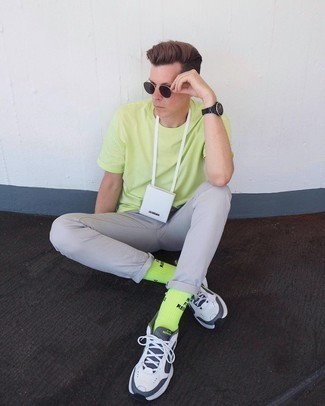 С чем носить зелено-желтые носки с принтом мужчине: Сочетание зелено-желтой футболки с круглым вырезом и зелено-желтых носков с принтом - очень практично, и поэтому идеально для повседневой носки. Такой образ получит новое прочтение в тандеме с белыми кроссовками.