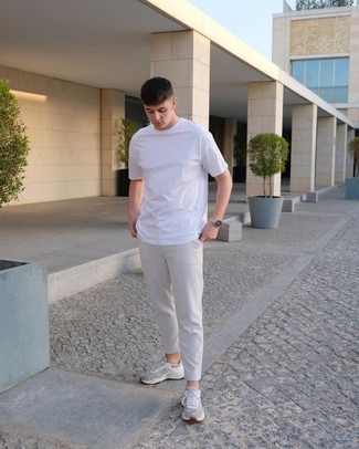 С чем носить серые брюки чинос в 30 лет в жару: Белая футболка с круглым вырезом и серые брюки чинос — неотъемлемые вещи в арсенале джентльменов с хорошим чувством стиля. Серые кроссовки создадут легкое настроение.