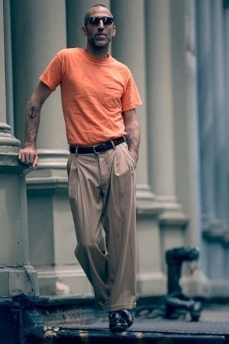 Какие лоферы носить с темно-коричневыми брюками чинос за 40 лет в жару в стиле смарт-кэжуал: Современным молодым людям, которые предпочитают держать руку на пульсе последних тенденций, рекомендуем обратить внимание на это сочетание оранжевой футболки с круглым вырезом и темно-коричневых брюк чинос. Не прочь сделать лук немного строже? Тогда в качестве обуви к этому луку, стоит выбрать лоферы.