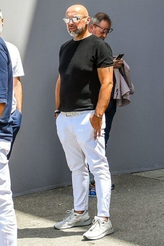 С чем носить низкие кеды за 50 лет мужчине: Черная футболка с круглым вырезом и белые брюки чинос — must have вещи в гардеробе модного современного мужчины. В сочетании с этим образом великолепно выглядят низкие кеды.