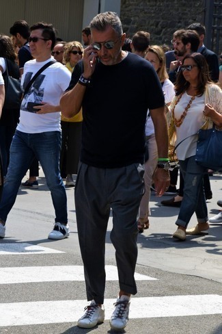 Какие низкие кеды носить с темно-серыми брюками чинос за 50 лет в жару: Сочетание черной футболки с круглым вырезом и темно-серых брюк чинос позволит выразить твою индивидуальность. Низкие кеды — прекрасный вариант, чтобы закончить образ.