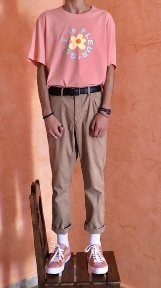 С чем носить розовые кеды подросткам мужчине: Сочетание розовой футболки с круглым вырезом с принтом и светло-коричневых брюк чинос позволит составить стильный мужской образ. Чтобы привнести в лук толику авантюрности , на ноги можно надеть розовые кеды.