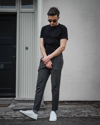 Какие низкие кеды носить с темно-серыми брюками чинос в жару: Черная футболка с круглым вырезом и темно-серые брюки чинос — великолепный образ, если ты хочешь создать раскованный, но в то же время модный мужской образ. Низкие кеды неплохо дополнят этот образ.
