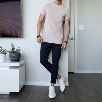 С чем носить синие брюки чинос в 30 лет в жару: Розовая футболка с круглым вырезом и синие брюки чинос — необходимые вещи в гардеробе поклонников стиля casual. Белые кожаные низкие кеды становятся прекрасным завершением твоего лука.