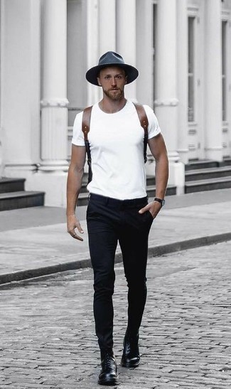 С чем носить серую шерстяную шляпу в 30 лет мужчине: Если ты ценишь удобство и функциональность, белая футболка с круглым вырезом и серая шерстяная шляпа — хороший выбор для модного повседневного мужского образа. Любители модных экспериментов могут завершить ансамбль черными кожаными повседневными ботинками, тем самым добавив в него чуточку изысканности.