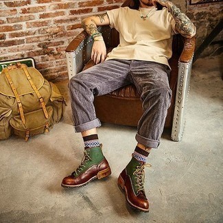 С чем носить разноцветные носки в 20 лет мужчине в теплую погоду в стиле кэжуал: Если у тебя планируется насыщенный день, сочетание бежевой футболки с круглым вырезом и разноцветных носков поможет создать удобный образ в расслабленном стиле. Такой лук обретает свежее прочтение в паре с разноцветными кожаными повседневными ботинками.