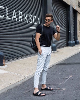 С чем носить сандалии мужчине в жару: Черная футболка с круглым вырезом в сочетании с белыми брюками чинос безусловно будет привлекать взгляды прекрасных барышень. Дополни ансамбль сандалиями, если не хочешь, чтобы он получился слишком формальным.