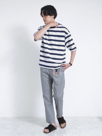 Модный лук: бело-темно-синяя футболка с круглым вырезом в горизонтальную полоску, серые брюки чинос, черные замшевые сандалии, черный ремень из плотной ткани
