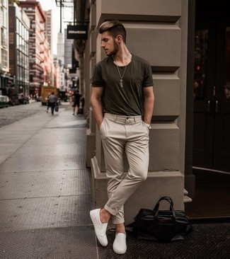 Модный лук: оливковая футболка с круглым вырезом, бежевые брюки чинос, белые слипоны из плотной ткани, черный кожаный портфель