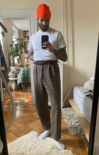 С чем носить брюки чинос в 30 лет: Лук из белой футболки с круглым вырезом и брюк чинос позволит создать необыденный мужской лук в стиле casual.