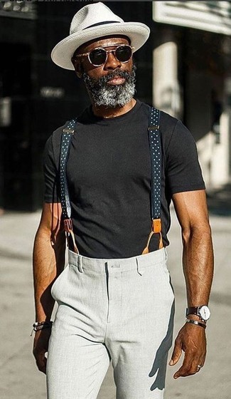 Как носить черную футболку с круглым вырезом с серыми брюками чинос за 50 лет: Лук из черной футболки с круглым вырезом и серых брюк чинос смотрится мужественно и современно.