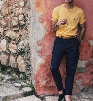 Как носить желтую футболку с круглым вырезом с темно-синими брюками чинос: Сочетание желтой футболки с круглым вырезом и темно-синих брюк чинос позволит выглядеть модно, а также выразить твой личный стиль. Очень удачно здесь выглядят черные эспадрильи из плотной ткани.