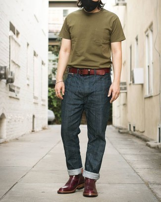 Модный лук: оливковая футболка с круглым вырезом, темно-синие джинсы, темно-красные кожаные ботинки челси, коричневый кожаный ремень
