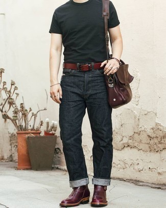 С чем носить темно-серые джинсы в 30 лет мужчине лето: Черная футболка с круглым вырезом и темно-серые джинсы — уместное решение и для барных туров с друзьями, и для дневных поездок на выходных. И почему бы не добавить в этот образ на каждый день немного изысканности с помощью темно-красных кожаных ботинок челси? Думается, это довольно-таки удобное и несложное сочетание для лета.