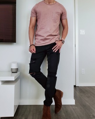 Какие джинсы носить с бело-ярко-розовой футболкой с круглым вырезом мужчине: Бело-ярко-розовая футболка с круглым вырезом и джинсы — выбор парней, которые всегда в движении. Думаешь привнести в этот образ толику строгости? Тогда в качестве дополнения к этому образу, обрати внимание на темно-коричневые замшевые ботинки челси.