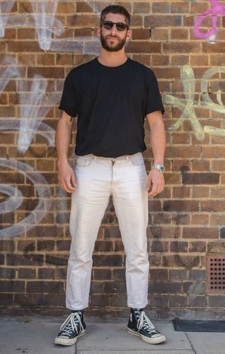 Какие джинсы носить с черной футболкой с круглым вырезом мужчине в жару в стиле кэжуал: Черная футболка с круглым вырезом в сочетании с джинсами позволит создать стильный мужской образ. Этот ансамбль прекрасно дополнят темно-сине-белые высокие кеды из плотной ткани.