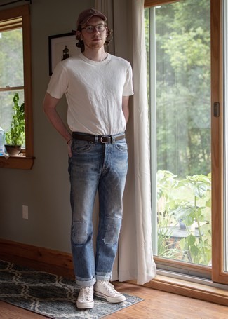 С чем носить джинсы в стиле пэчворк мужчине в спортивном стиле: Тандем белой футболки с круглым вырезом и джинсов в стиле пэчворк - самый простой из возможных образов для активного уикенда. Белые высокие кеды из плотной ткани отлично впишутся в лук.