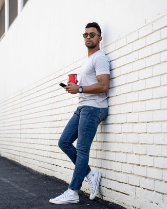 Как носить джинсы с высокими кедами в 30 лет мужчине в жару: Серая футболка с круглым вырезом в сочетании с джинсами продолжает импонировать стильным молодым людям. Любишь поэкспериментировать? Тогда дополни лук высокими кедами.