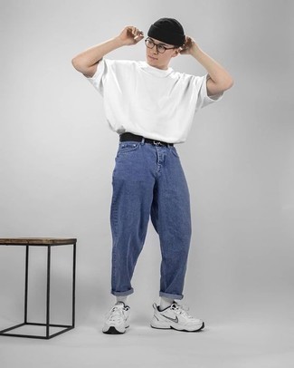С чем носить джинсы в 20 лет мужчине в спортивном стиле: Несмотря на свою легкость, сочетание белой футболки с круглым вырезом и джинсов неизменно нравится стильным молодым людям, покоряя при этом дамские сердца. Белые кроссовки создадут легкое настроение.