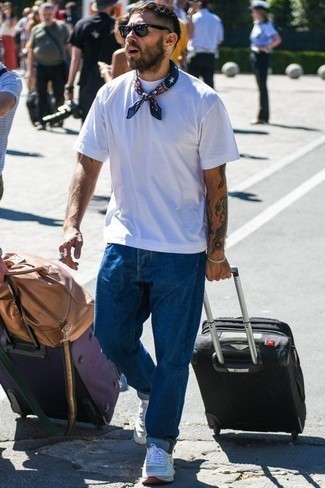 Модный лук: белая футболка с круглым вырезом, синие джинсы, белые кроссовки, черный чемодан