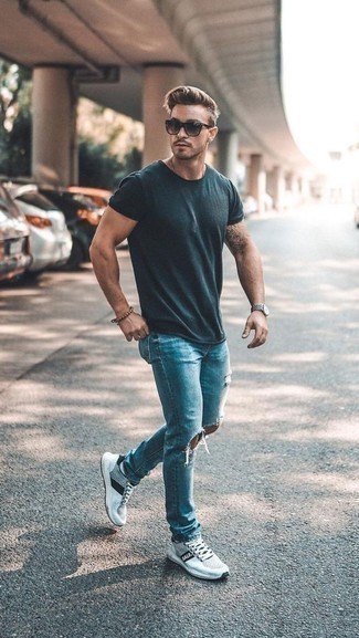 С чем носить голубые джинсы мужчине в спортивном стиле: Такое лаконичное и комфортное сочетание вещей, как темно-бирюзовая футболка с круглым вырезом и голубые джинсы, нравится молодым людям, которые любят проводить дни активно. Любители рискованных вариантов могут закончить лук бело-черными кроссовками.