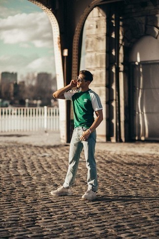 С чем носить бело-зеленую футболку с круглым вырезом с принтом в 20 лет мужчине в жару: Если ты отдаешь предпочтение комфорту и функциональности, обрати внимание на сочетание бело-зеленой футболки с круглым вырезом с принтом и голубых джинсов. Этот образ выгодно дополнят бежевые кроссовки.
