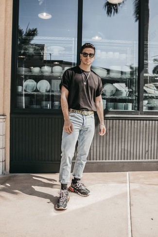 С чем носить бирюзовые джинсы в 20 лет мужчине в жару в спортивном стиле: Лук из черной футболки с круглым вырезом и бирюзовых джинсов позволит выглядеть аккуратно, но при этом выразить твой индивидуальный стиль. Этот образ удачно дополнят темно-серые кроссовки.