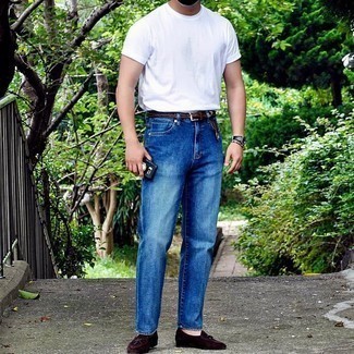 С чем носить коричневые замшевые лоферы в 30 лет мужчине в стиле смарт-кэжуал: Окружающие несомненно оценят твой стиль, если увидят тебя в белой футболке с круглым вырезом и синих джинсах. Если ты предпочитаешь смелые решения в своих луках, дополни этот коричневыми замшевыми лоферами.