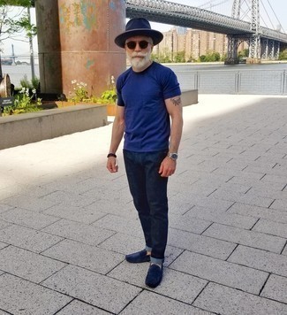 С чем носить синюю шляпу за 50 лет мужчине в стиле кэжуал: Такое лаконичное и комфортное сочетание базовых вещей, как темно-синяя футболка с круглым вырезом и синяя шляпа, нравится парням, которые любят проводить дни активно. В тандеме с темно-синими замшевыми мокасинами такой лук выглядит особенно выгодно.