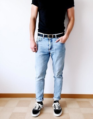 Модный мужской лук: черная футболка с круглым вырезом, голубые джинсы, черно-белые низкие кеды из плотной ткани, черный ремень из плотной ткани