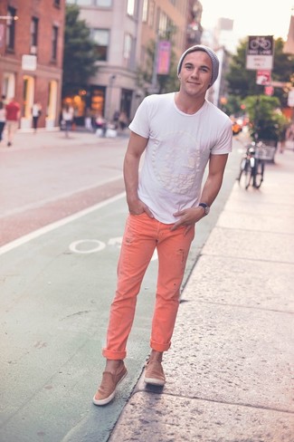 С чем носить оранжевые джинсы в 20 лет мужчине в стиле кэжуал: Удобное сочетание белой футболки с круглым вырезом и оранжевых джинсов однозначно будет привлекать взгляды красивых дам. Светло-коричневые замшевые низкие кеды неплохо дополнят этот лук.