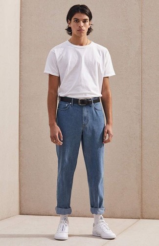 Как носить джинсы с низкими кедами подросткам мужчине в стиле кэжуал: Белая футболка с круглым вырезом и джинсы — неотъемлемые составляющие в гардеробе поклонников непринужденного стиля. Пара низких кед свяжет лук воедино.