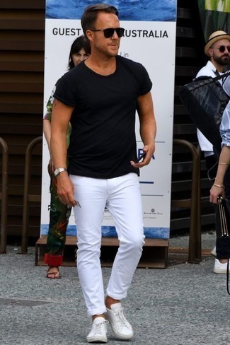 Модный лук: черная футболка с круглым вырезом, белые джинсы, белые кожаные низкие кеды, черные солнцезащитные очки
