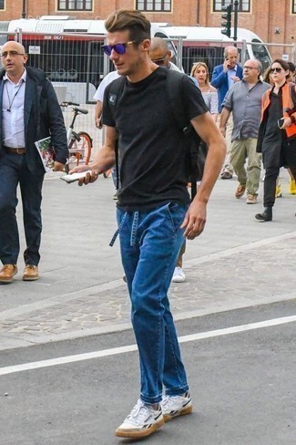 Как носить футболку с круглым вырезом с джинсами мужчине в жару: Поклонникам повседневного стиля полюбится сочетание футболки с круглым вырезом и джинсов. В тандеме с этим луком наиболее удачно смотрятся бело-темно-синие кожаные низкие кеды.