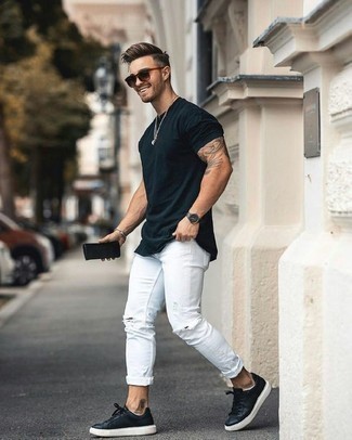 С чем носить бело-черные джинсы в 20 лет мужчине в жару: Темно-синяя футболка с круглым вырезом и бело-черные джинсы — отличный выбор для активного выходного дня. В паре с этим образом великолепно выглядят черные кожаные низкие кеды.